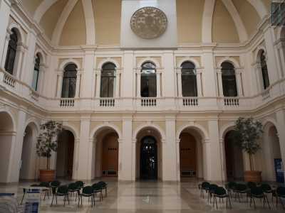 Una serie di bianche arcate segnano il perimetro dell�ampia sala: le stesse presenti nei finestroni del piano superiore caratterizzate da eleganti balaustre